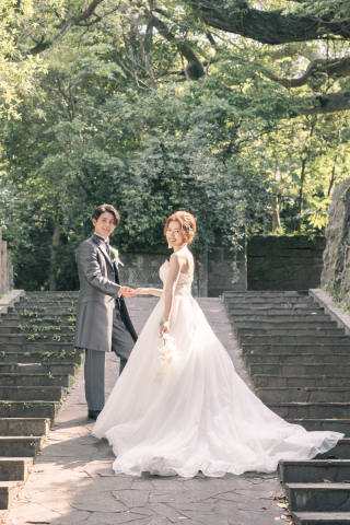 可愛いだけではなく、スタイリッシュなお二人に似合う一枚となるような場所とポージングをご提供させていただきました。素敵な笑顔が映える一枚となりました。