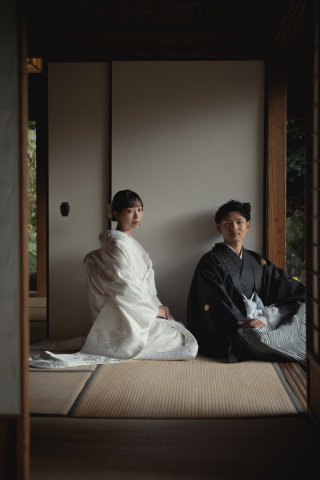 お茶室に入る自然光を活かし、クールなお写真に仕上げました。