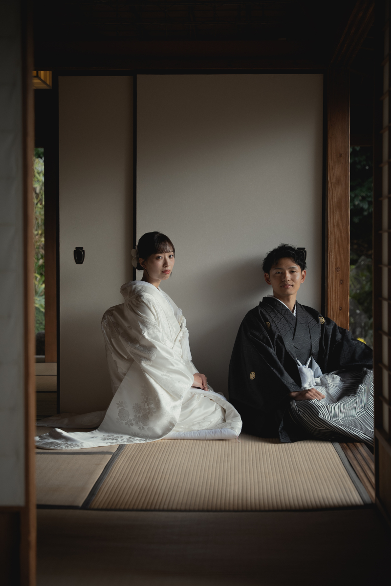 お茶室に入る自然光を活かし、クールなお写真に仕上げました。