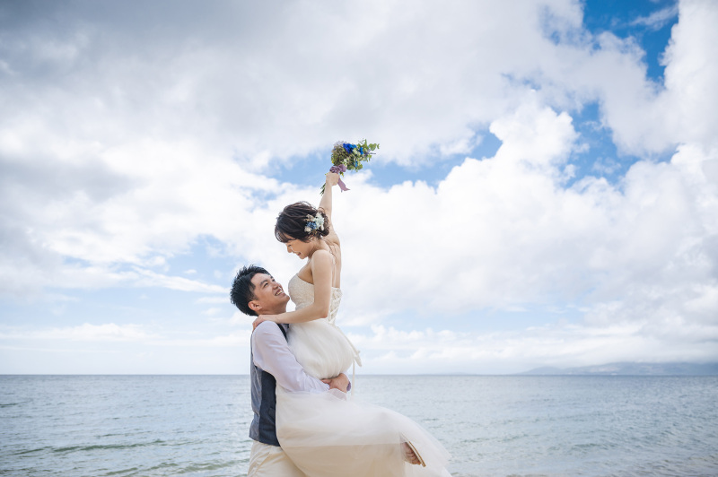 笑顔いっぱいブーケを掲げて