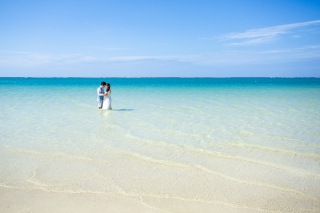 透明度の高い海と快晴の空