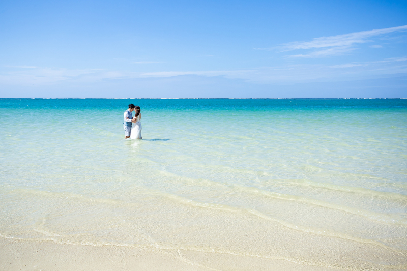 透明度の高い海と快晴の空