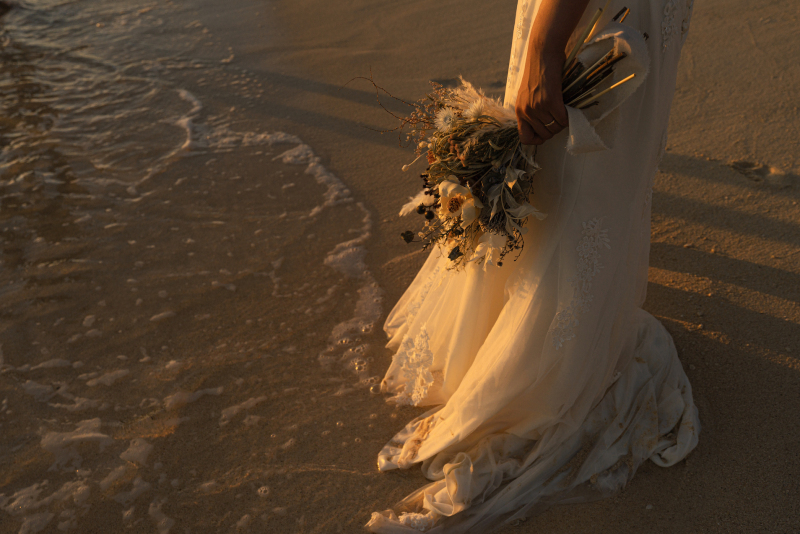 ブーケを持ちながら彼を待つ