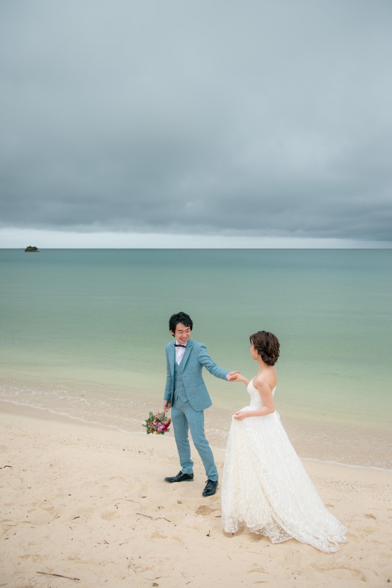 手を取り合い...