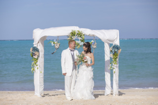 百合が浜のヨロンブルーに囲まれてふたりだけの空間