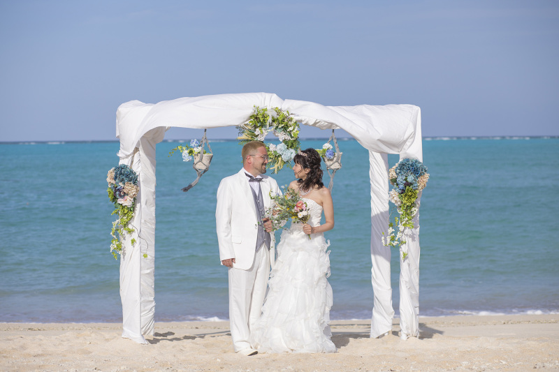 百合が浜のヨロンブルーに囲まれてふたりだけの空間