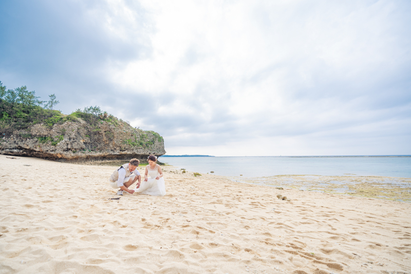 ビーチで散策**