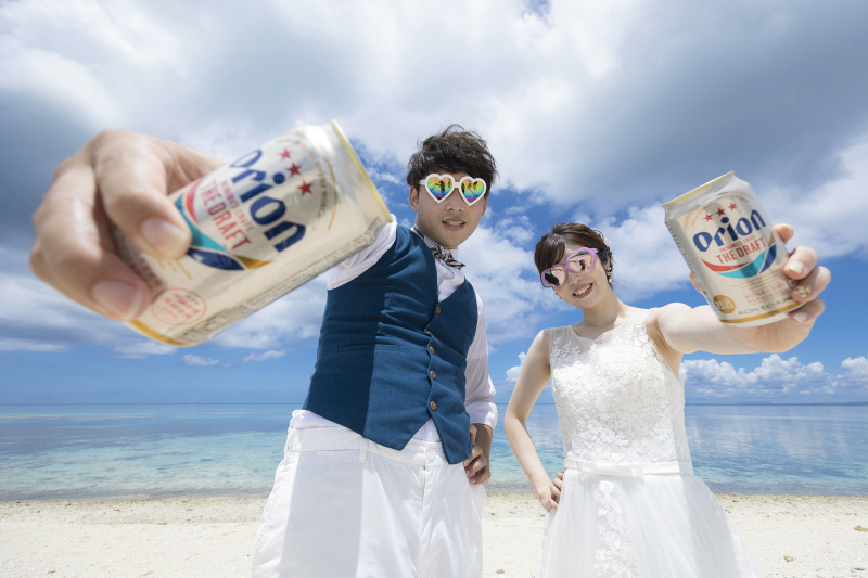 ビールを持ちながら幸せショット