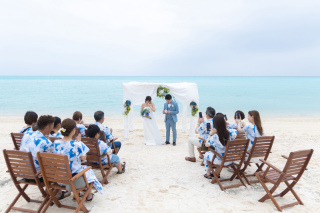 与論島でリゾート挙式･:*+