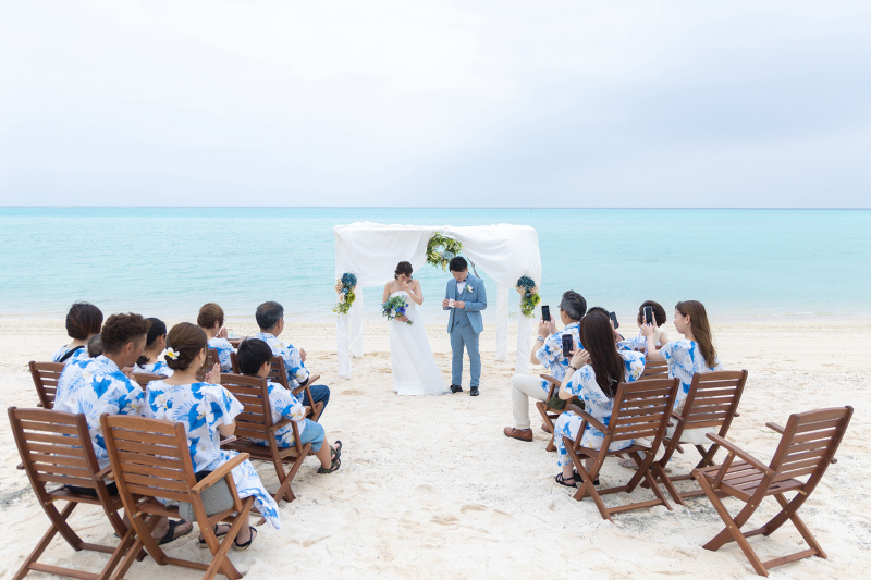 与論島でリゾート挙式・:*+