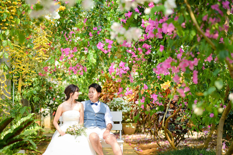 真っ白なベンチに腰かけて♪