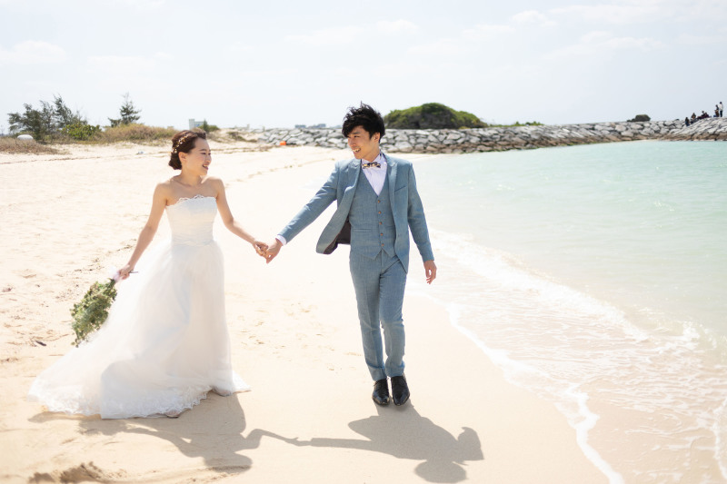 煌くビーチを歩きながらの撮影＊