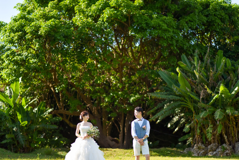 ヨロン島ビレッジのシンボルツリーの前にて
