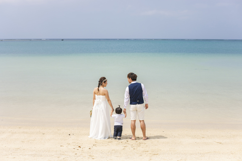 綺麗な海をバックに家族写真☆