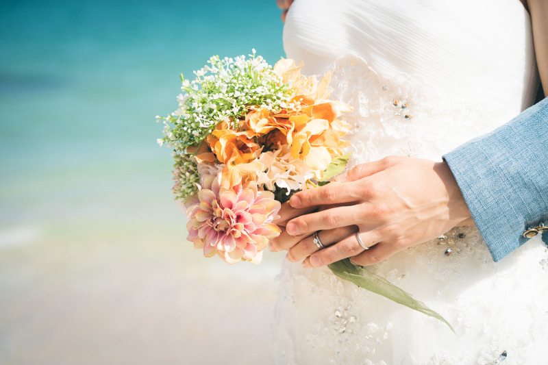 ブーケに手を添えて