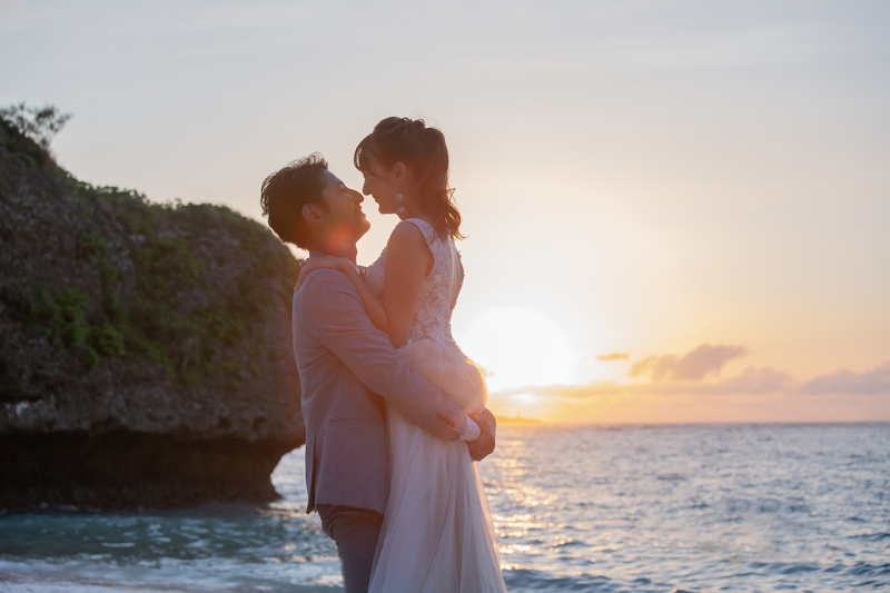 海に照らされた夕日と