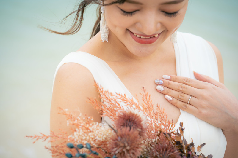 手を添えながら