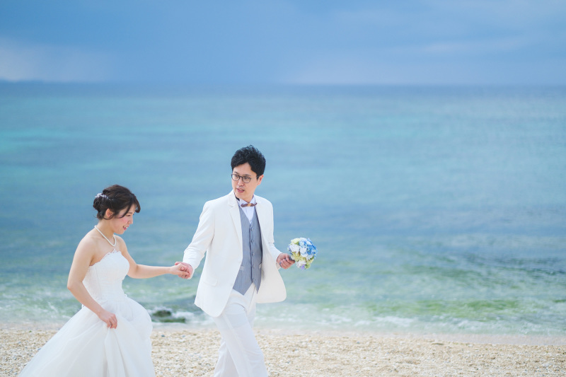 青い海をバックにお散歩カット♪