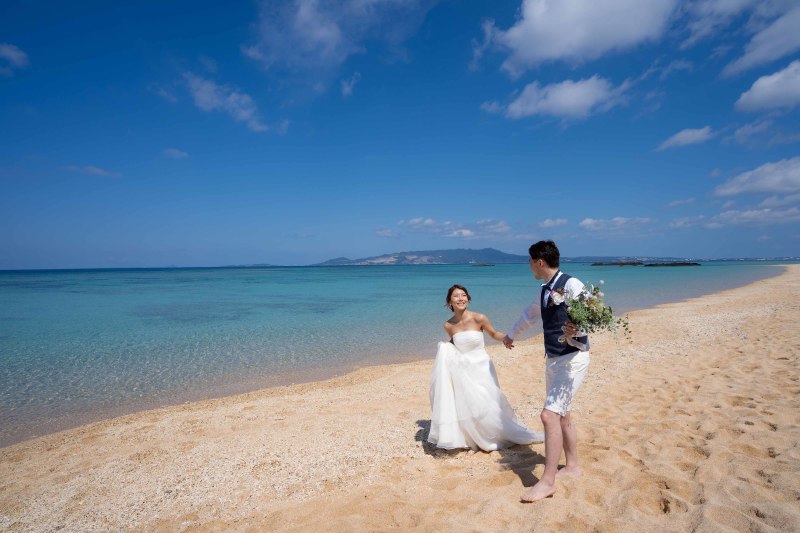 ビーチをふたりでお散歩ショット♪