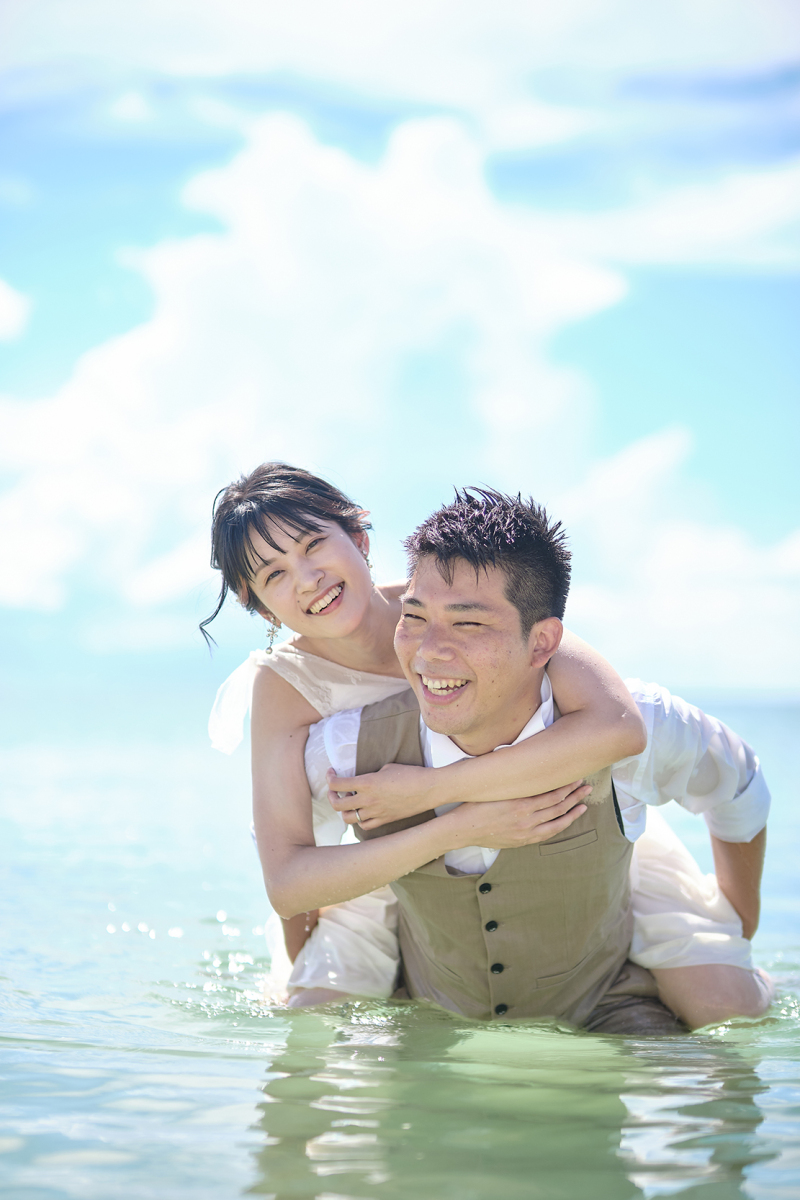 海でおんぶカット