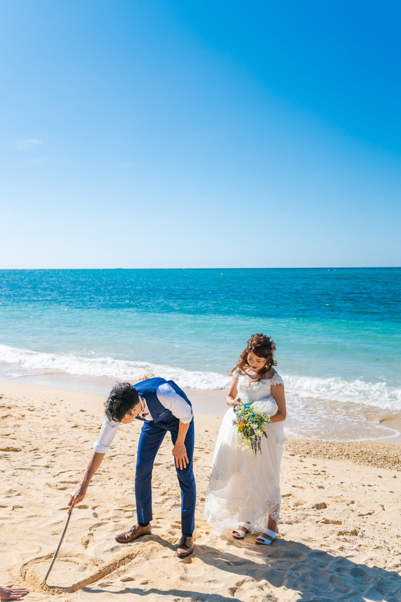 砂浜に書いているのは、、？