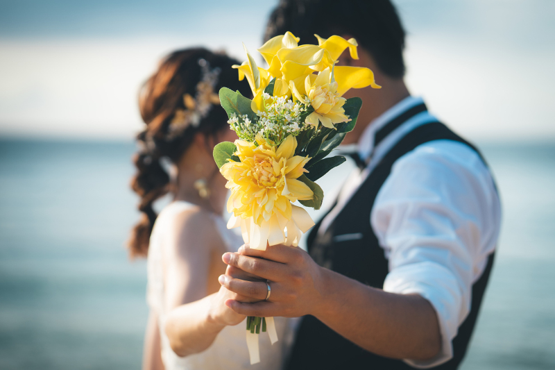 ブーケを持ちながら