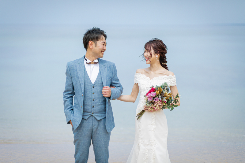 水色の海を背景に