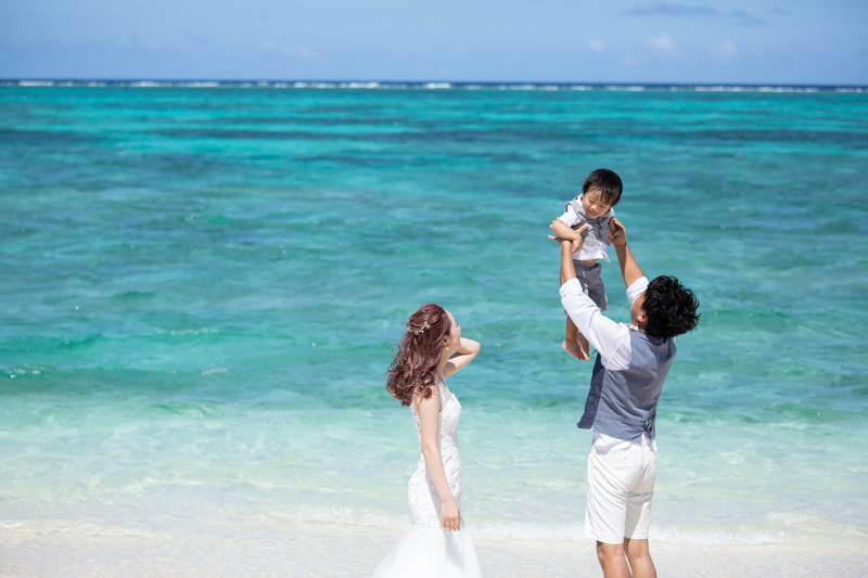 ヨロンブルーをバックに