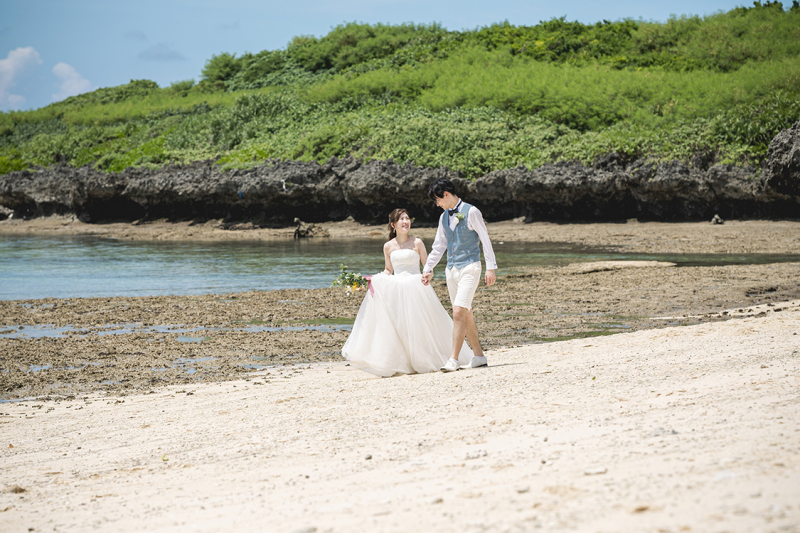 ビーチを歩きながら