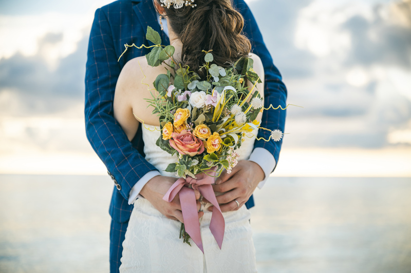 抱きしめ合いながらブーケショット