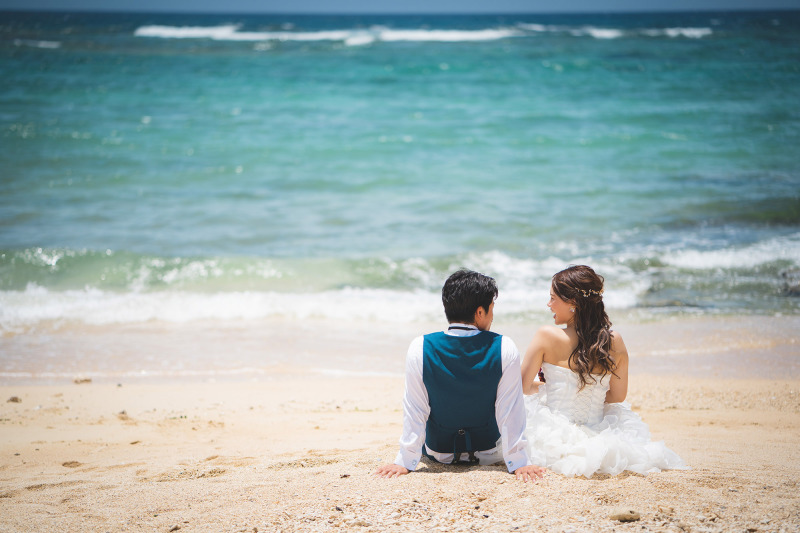 海辺に座りながら