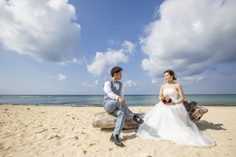 壮大な雲をバックに見つめ合うおふたりカット＊