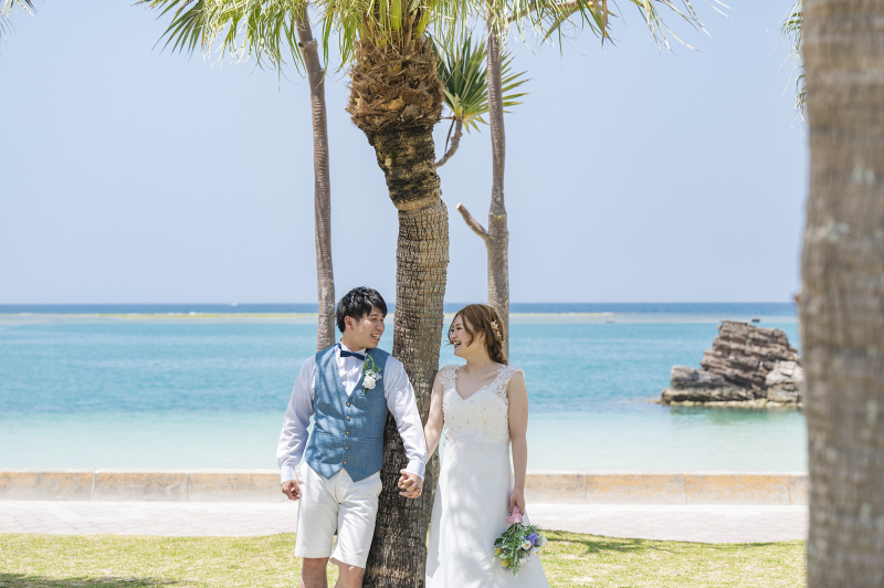 ヤシの木の下で