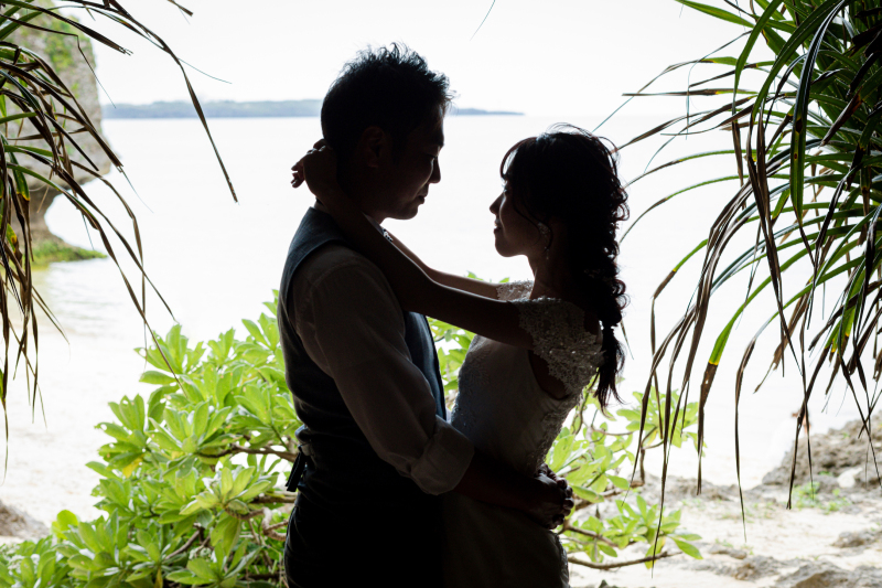 洞窟の中で寄せ合うふたり