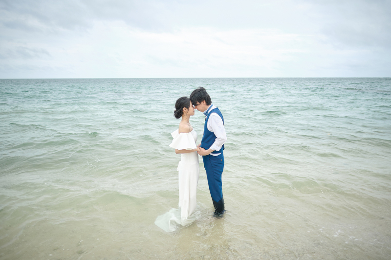 ビーチ&岩場のスポットでフォトウェディング