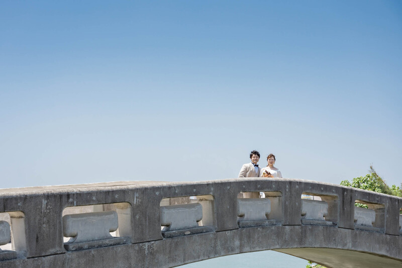 橋の向こうから