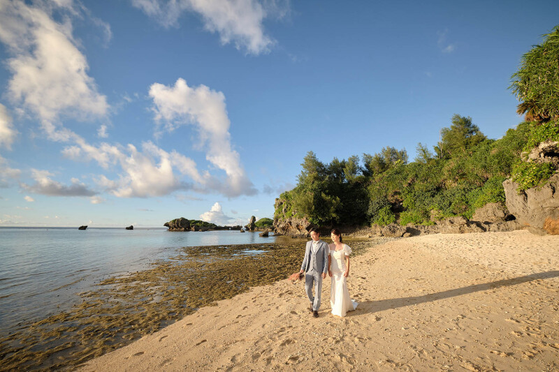 夕日が沈むビーチにて