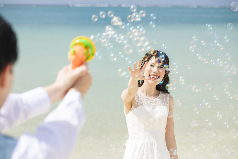 眩い日差しを浴びながら最高のフォトウェディングを