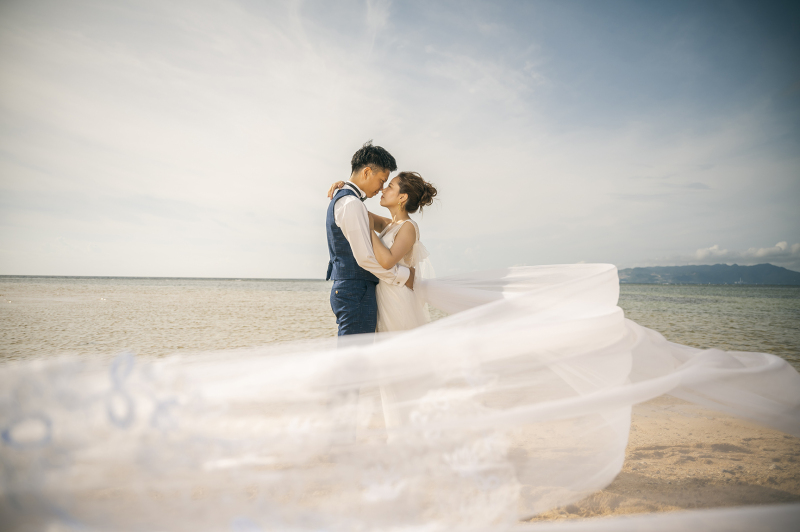 ラストカットはベールと笑顔に包まれながら