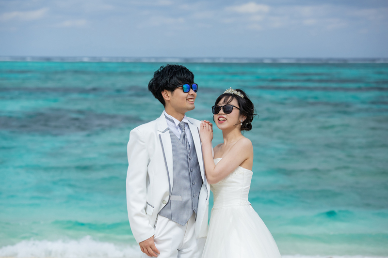 サングラスをかけて