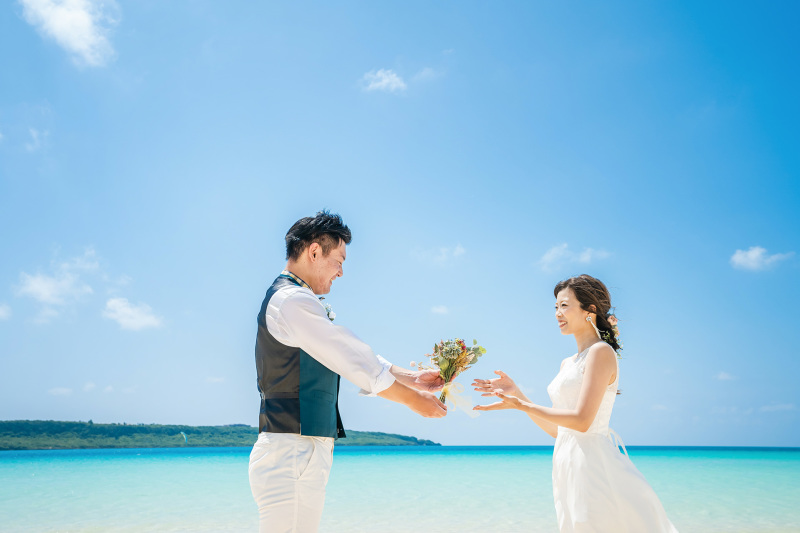 新郎様から新婦様へブーケの手渡し♡