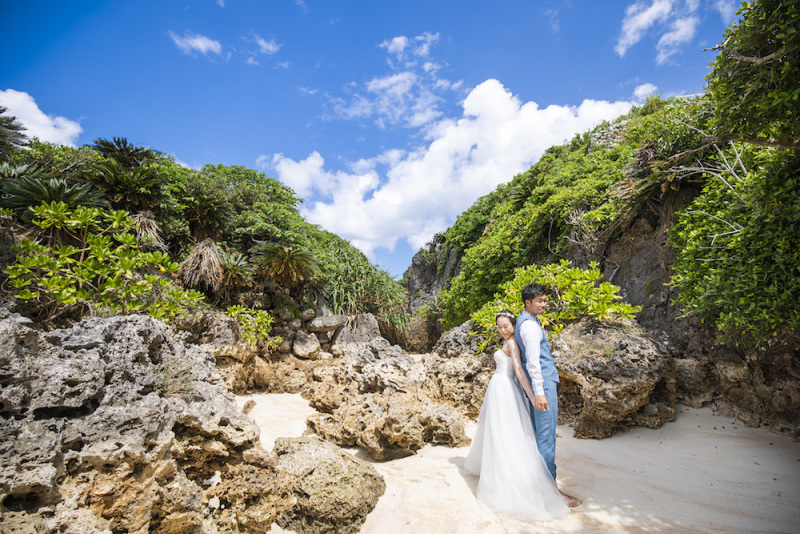 岩やサンゴそしてグリーンと青空☀︎