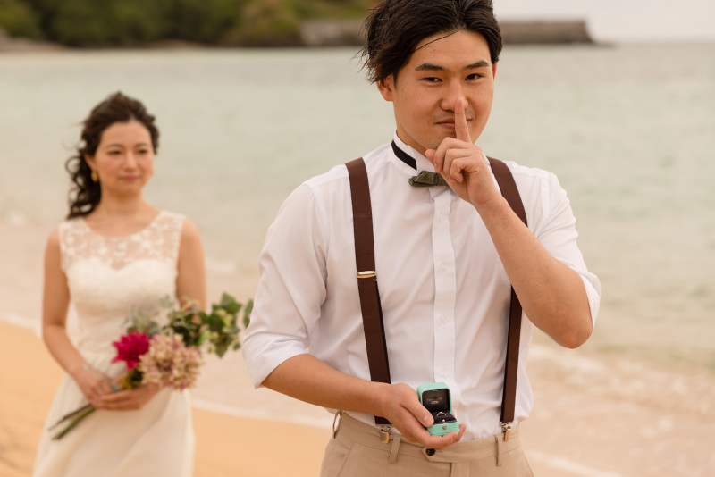 新郎様が持っているのは？