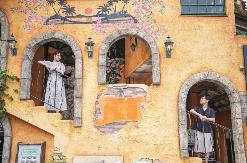 階段からチラッ