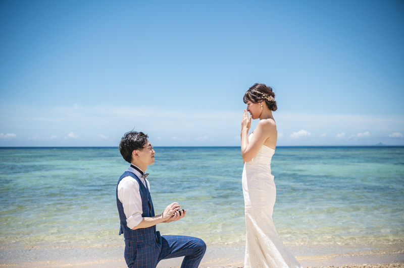 青い海をバックにプロポーズ