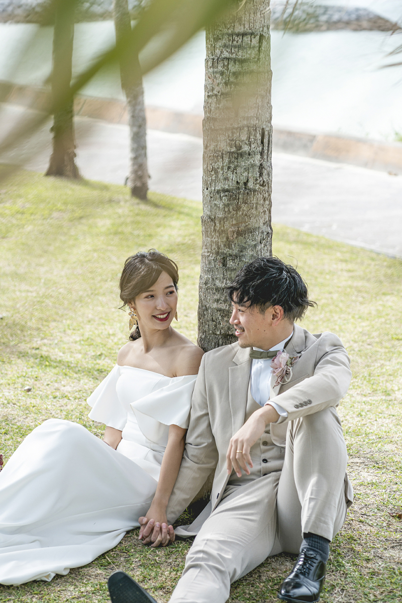 大きなヤシの木の下で