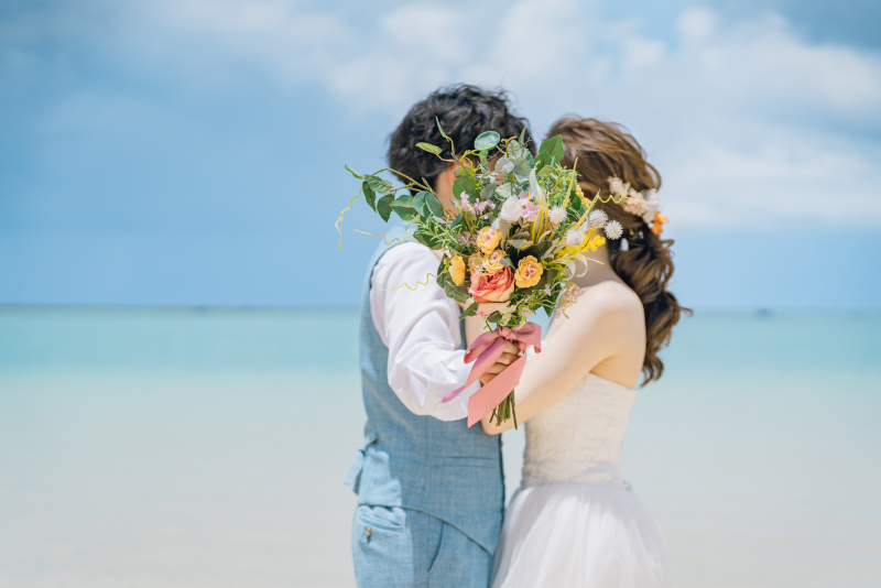 ブーケで表情を隠しての1枚♬