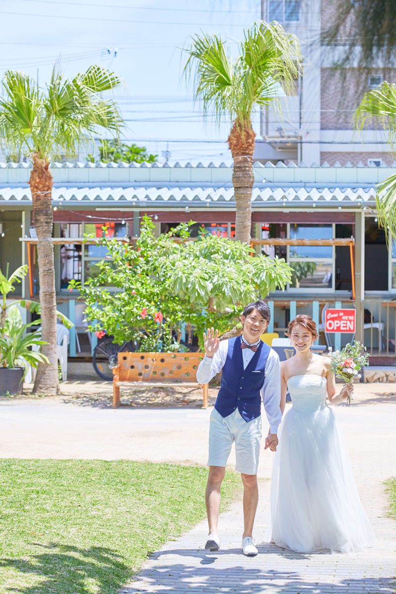 カフェをバックにオシャレなデートフォト♡