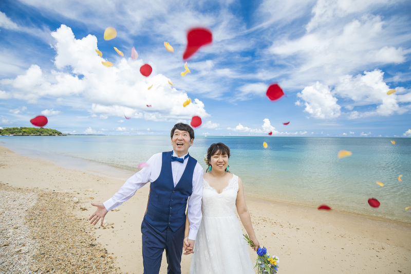 フラワーシャワーが祝うふたりの門出*