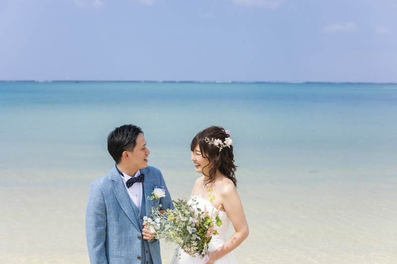 グラデーションの海をバックに＊